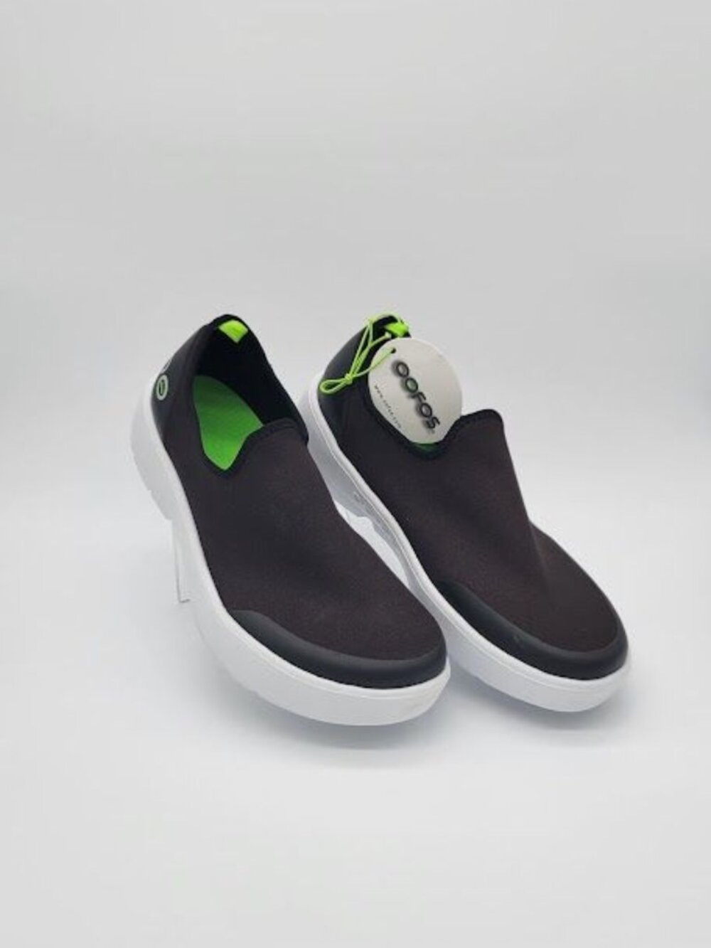 OOFOS OOmg eeZee Women's Recovery Slip-On Shoes Black White Green Size 9.5 NWT